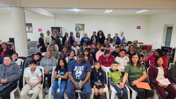 Alcaldesa entrega becas a niños con capacidades diferentes
