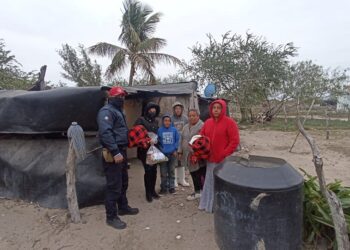 Ayuntamiento de San Fernando entrega despensas y cobertores a familias de pescadores