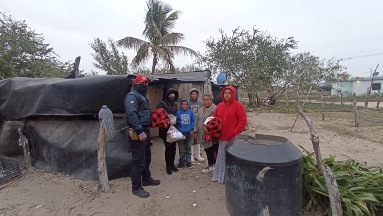 Ayuntamiento de San Fernando entrega despensas y cobertores a familias de pescadores