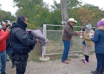 Ayuntamiento de San Fernando entrega despensas y cobertores a familias de pescadores