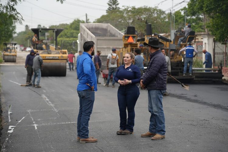 La alcaldesa Maybella Ramirez verificó trabajos de pavimentación asfáltica