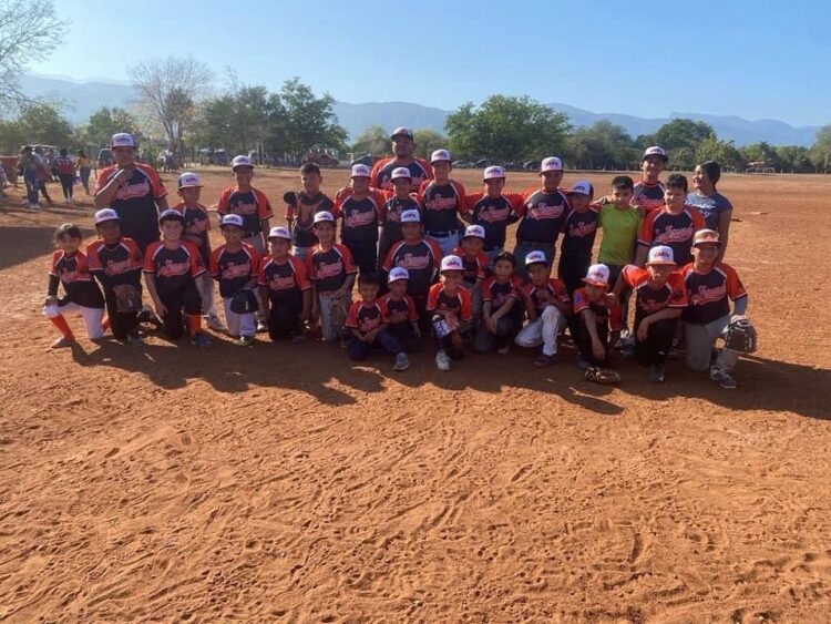 Alcaldesa apoya a niños beisbolistas; «Gigantes de San Fernando agradecen