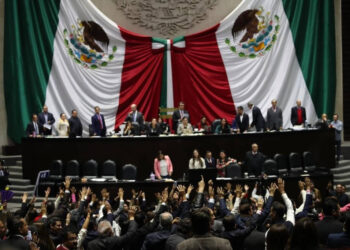 AMLO busca eliminar plurinominales y reducir número de diputados y senadores