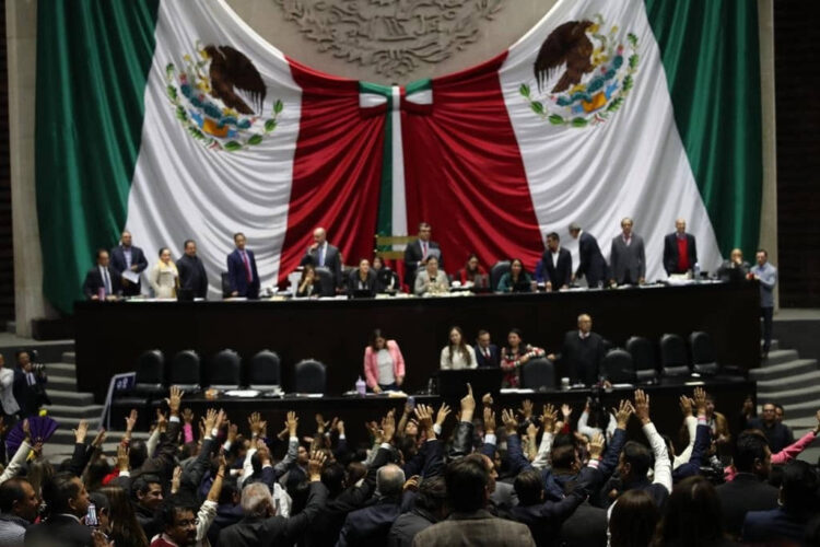 AMLO busca eliminar plurinominales y reducir número de diputados y senadores