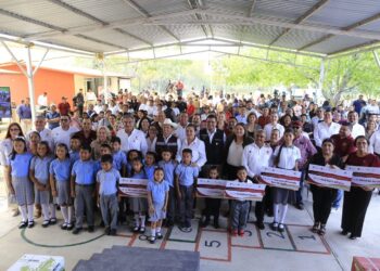 Alcaldesa entrega lentes graduados a personas con problemas visuales