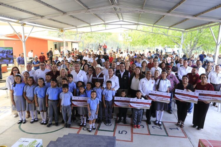 Alcaldesa entrega lentes graduados a personas con problemas visuales