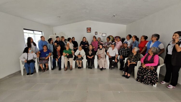 Convive Maybella Ramírez con adultos mayores de la colonia Loma Alta