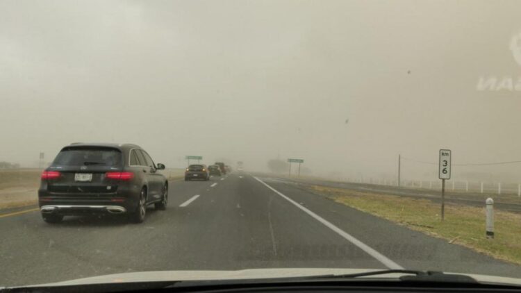 Fuertes vientos levantan tolvaneras en carreteras de San Fernando