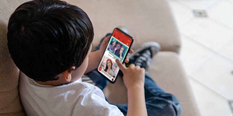 Prohíben a menores el uso de redes sociales, aprueban polémica ley