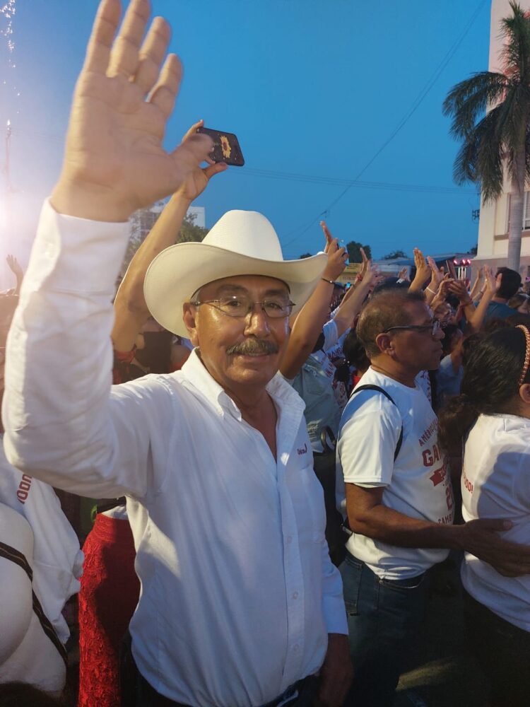 A TAMBOR BATIENTE/UN POLÍTICO QUE INSPIRA CONFIANZA