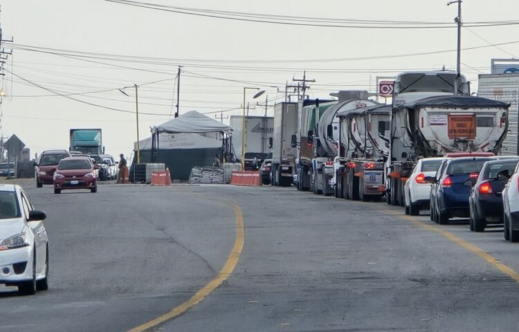 Regreso de vacacionistas provocó intenso tráfico en carreteras del norte de Tamaulipas
