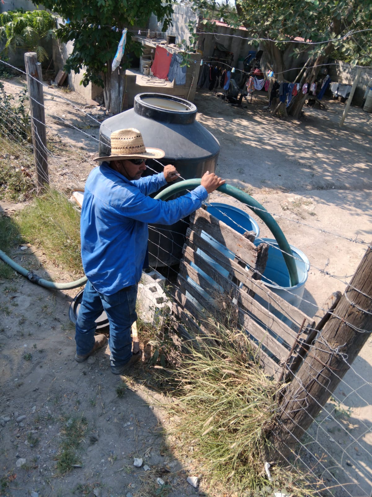 A través de pipas se abastece de agua a las partes altas de la colonia ...