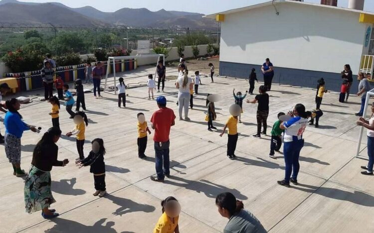 Por fuerte calor limitan actividades en escuelas donde no tienen techumbres