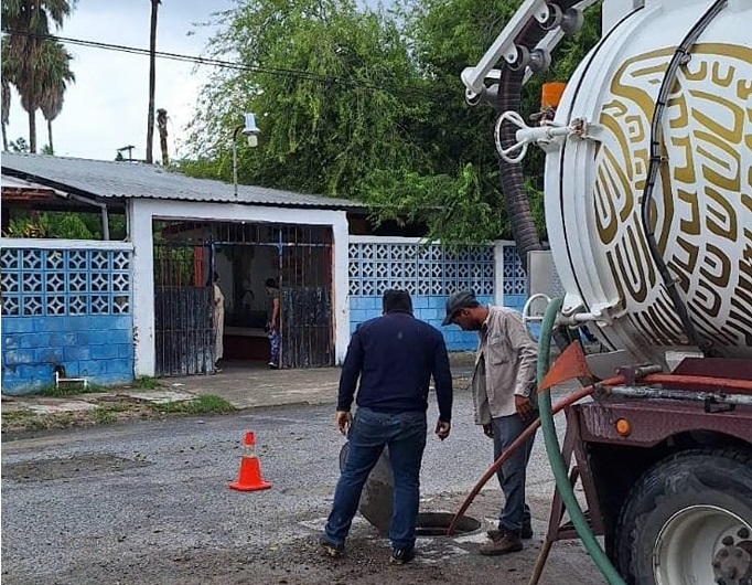 Por instrucciones de alcaldesa Maybella Ramirez dan mantenimiento constante a la red de drenaje