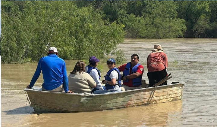 Suman esfuerzos tres niveles de gobiernos para llevar ayuda a dos ejidos aislados por las lluvias