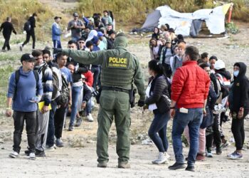 Desde hoy cierra EU asilo a migrantes por orden presidencial