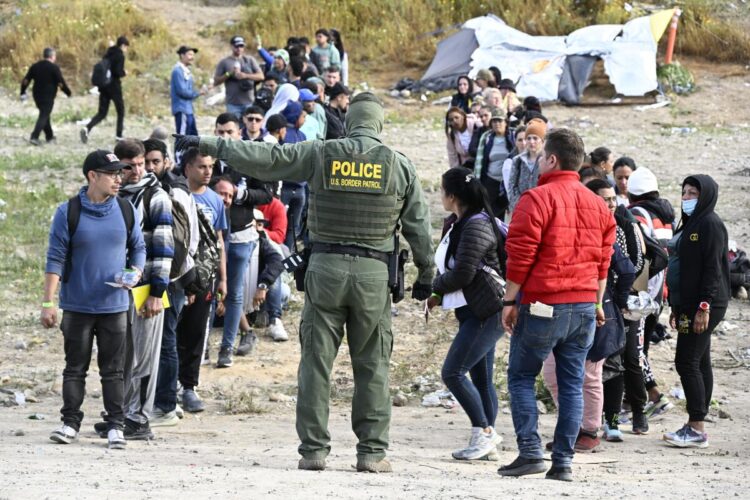 Desde hoy cierra EU asilo a migrantes por orden presidencial