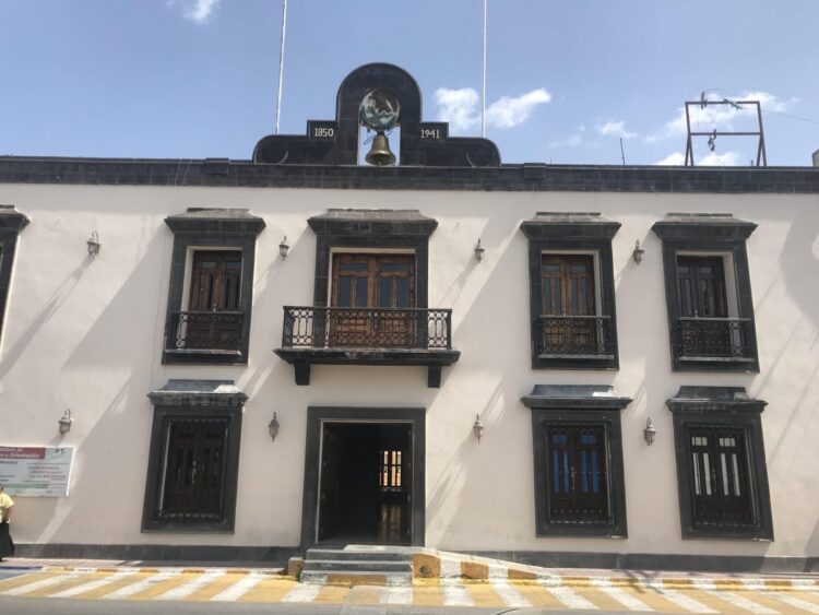 A TAMBOR BATIENTE/TIEMPO DE PENSAR CON LA CABEZA FRÍA