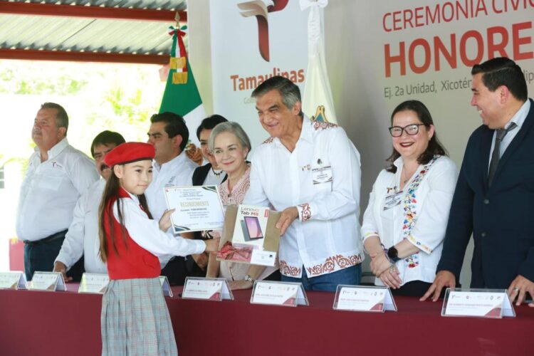 Apadrinan Américo y María a estudiantes de Xicoténcatl; presupuesto sin límites para becas