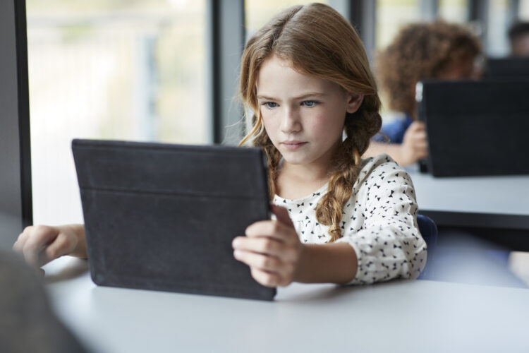 Uso desmedido de internet afecta salud de los menores de edad