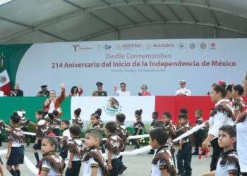 Presidió Américo Villarreal desfile cívico-militar por el 214 aniversario del inicio de la independencia