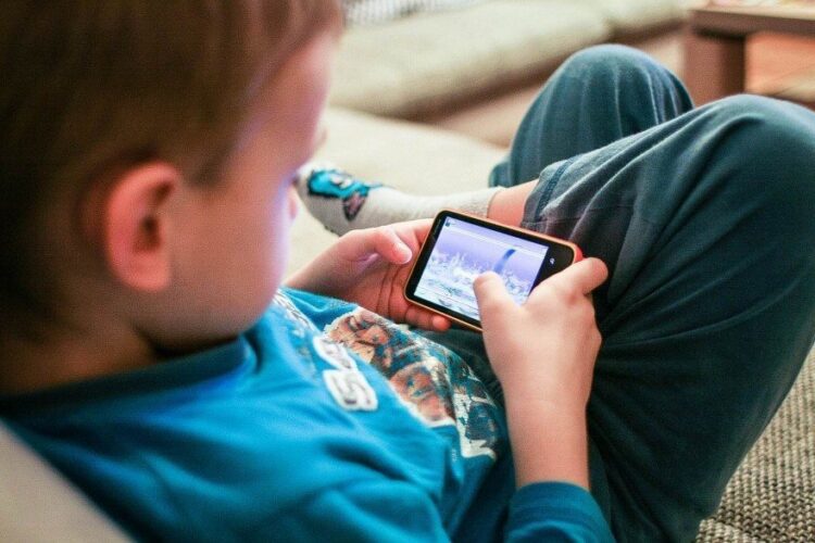La ociosidad es madre de todos los vicios y muchos menores ya están en sus garras