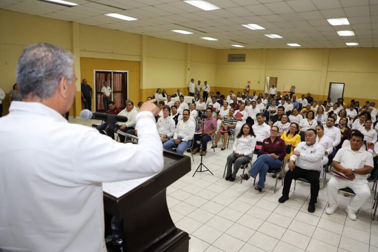 Entregan Premio Estatal de Antigüedad a 220 trabajadores de la salud
