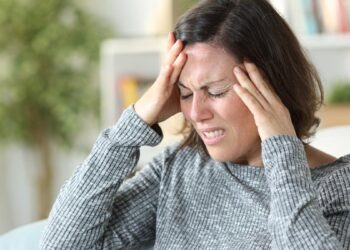Es mujer y le duele la cabeza, ya es casi “normal”…