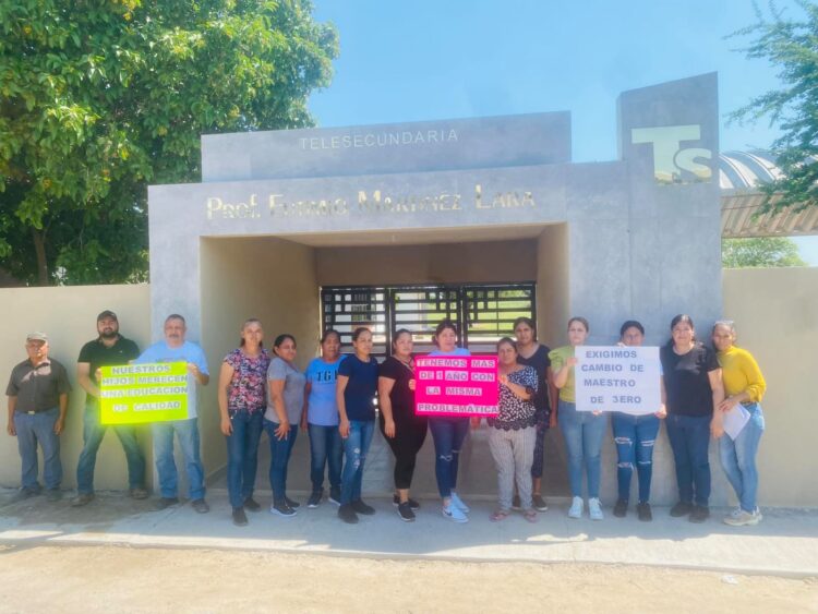 Protestan padres de familia de tele secundaria porque no les cambian a un maestro con problemas de conducta