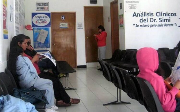 Familias se benefician con medicamentos similares y consultas médicas baratas