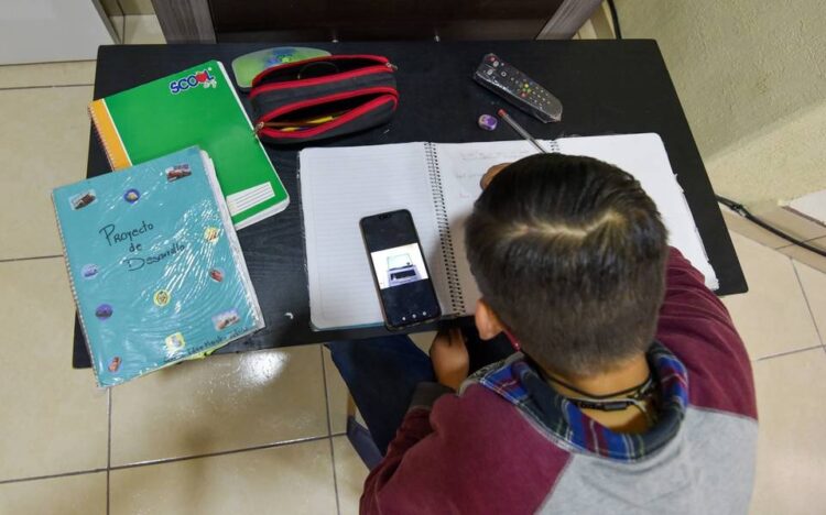 Insisten en que alumnos no deben ingresar teléfonos celulares a los salones de clases