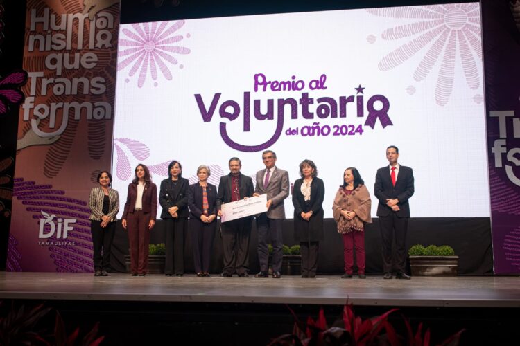 Premian Américo y María de Villarreal a los voluntarios del año