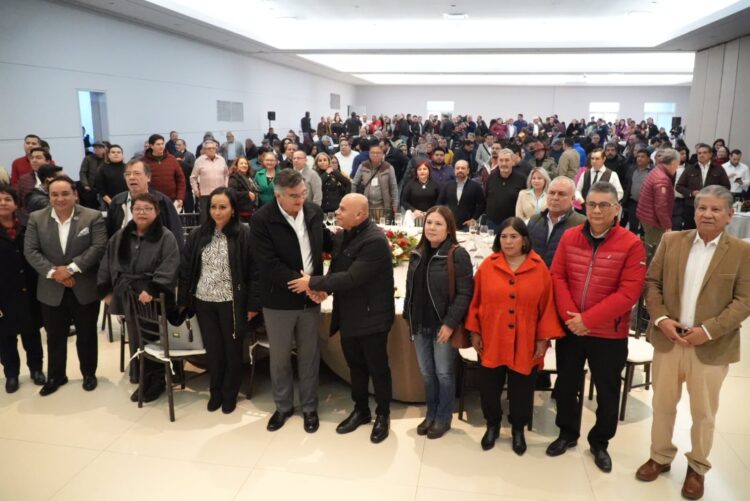 A TAMBOR BATIENTE/ AVA CON LOS PERIODISTAS
