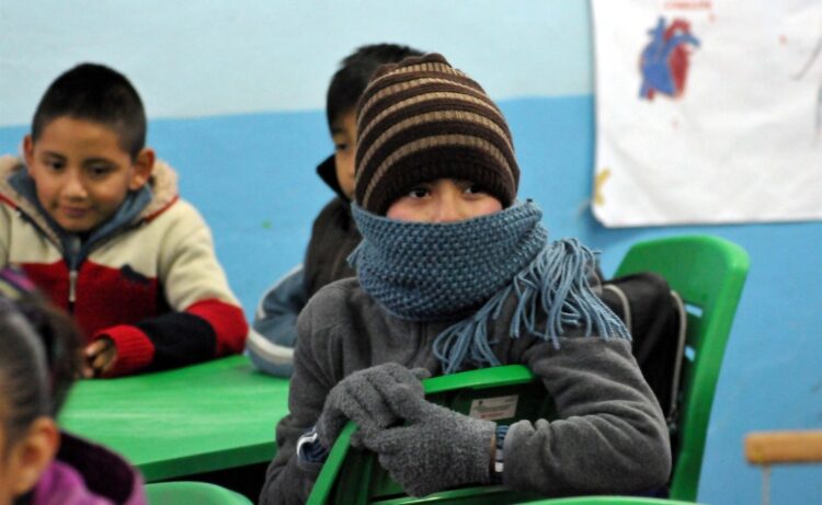 Intenso frio podría “entumece” el regreso de alumnos a las aulas