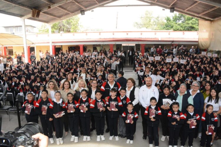 Cumple gobernador a educandos, entrega equipo tecnológico y mobiliario escolar