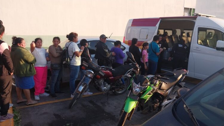 Entrega Guardia Estatal de Género alimentos y bebidas calientes en hospital de Tampico