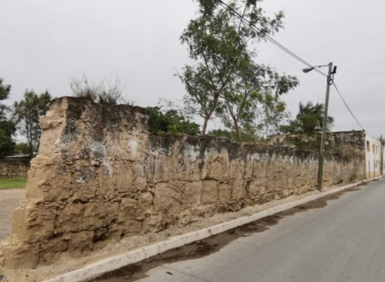 En la zona centro de San Fernando hay una barda a punto del derrumbe