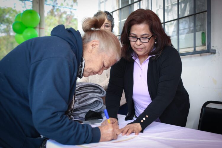 DIF Tamaulipas apapacha a adultos mayores de 24 municipios con el programa “Abrígate en Invierno”