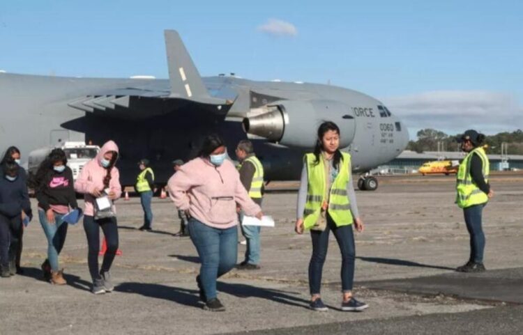 Hasta 4 vuelos con deportados envía EU a México por día