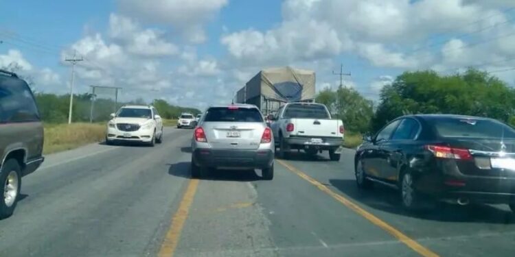Carreteras atestadas de viajeros; se juntan quincena y “puente” laboral