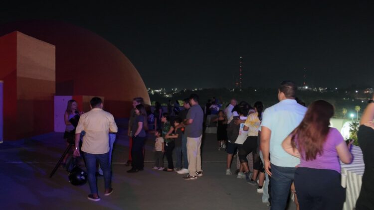 Descubren la magia del eclipse lunar en campamento del planetario