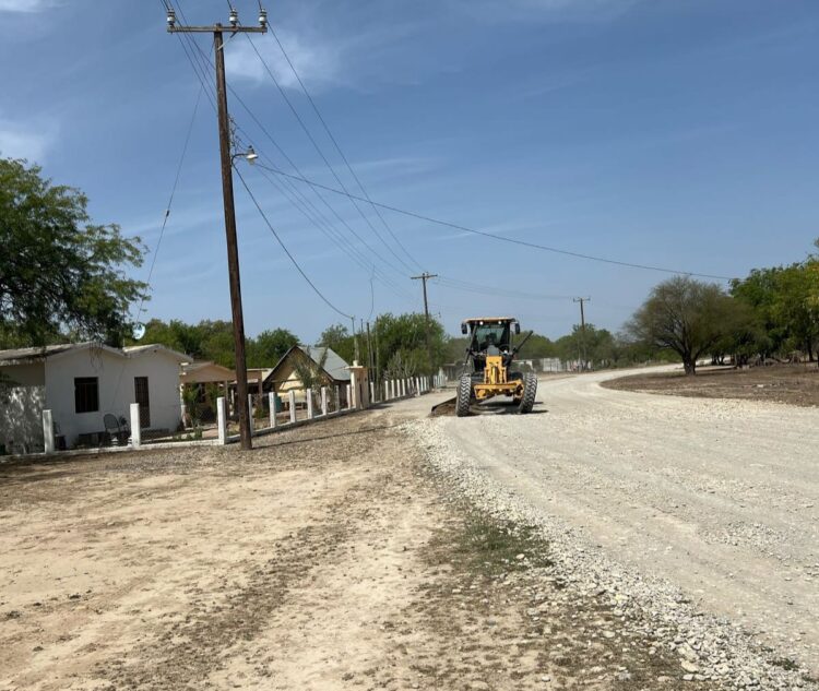 Ayuntamiento de Burgos repara calles del ejido Candidato Aguilar y caminos rurales