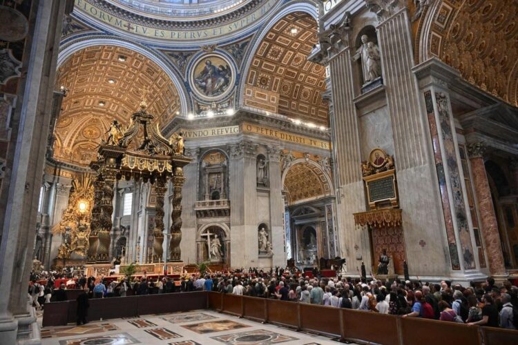 Marea de fieles despide al papa Francisco en la basílica de San Pedro
