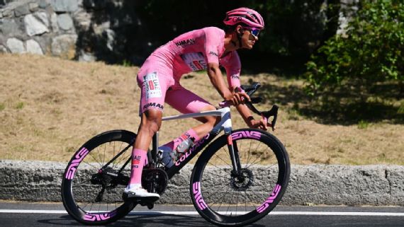 Isaac del Toro se aferra a la cima del Giro de Italia