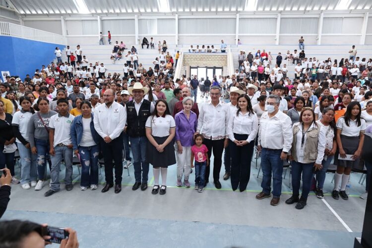 Entrega el gobernador a Tula la cruz más grande de México