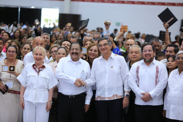 Refrenda Américo alianza con maestros; entrega 284 condecoraciones