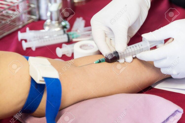 Enfermos con distintos padecimientos saturan laboratorios de análisis clínicos