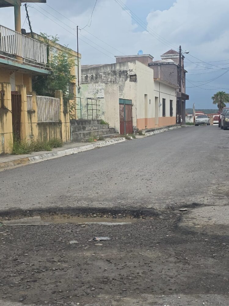 “Mega” bache en pleno corazón de San Fernando; pero no lo miran