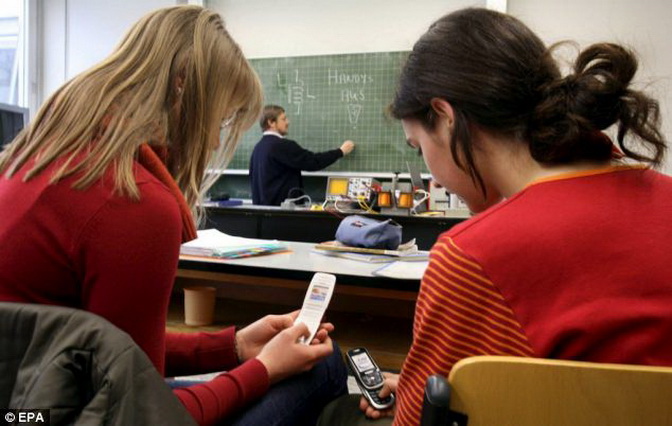 Nocivo para alumnos uso del celular en las aulas