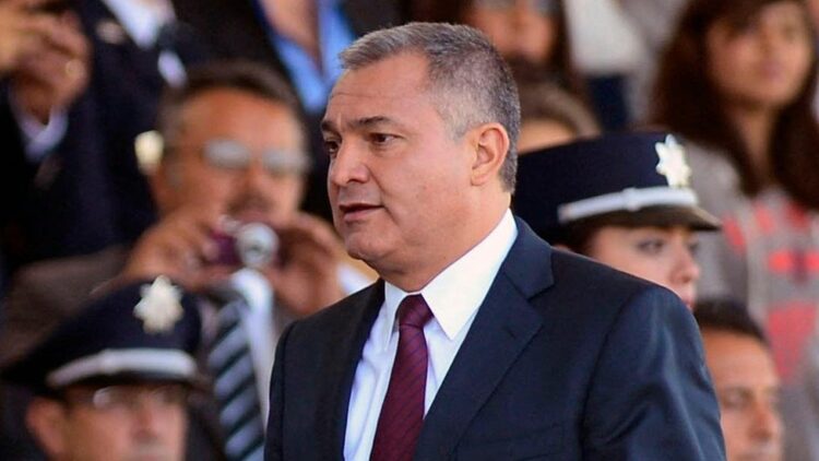 Trasladan a García Luna a la cárcel más temida de EU, tendrá de compañero a “El Chapo”